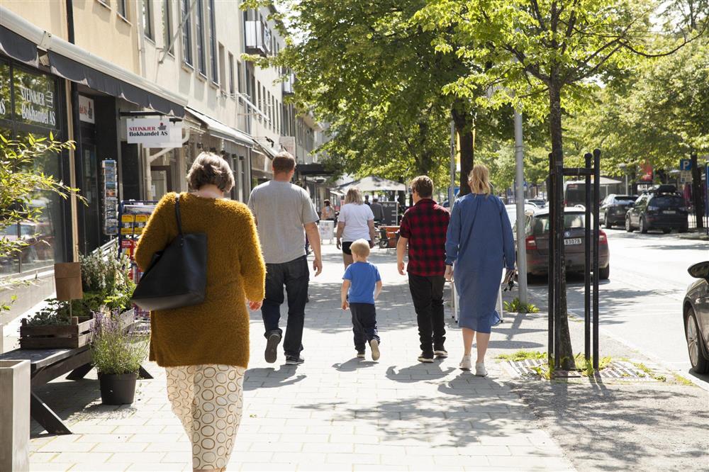 Folk i Kongens gate - Klikk for stort bilde