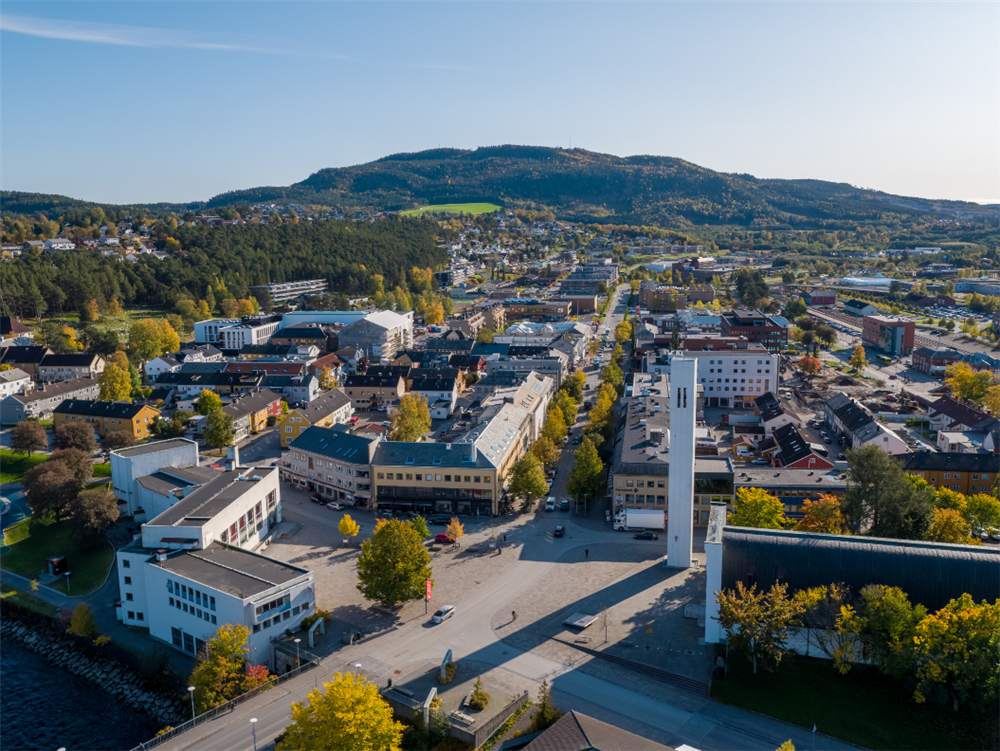 Flyfoto - Torget, kirka, samfunnshuset - Klikk for stort bilde