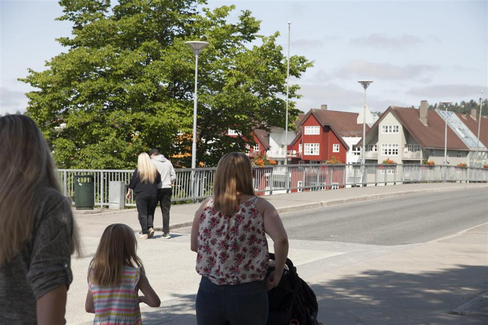 Folk i Kongens gate - Klikk for stort bilde