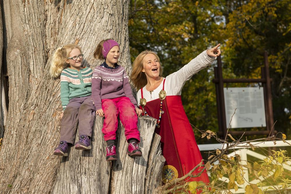 Barn sammen med vikingdame - Klikk for stort bilde