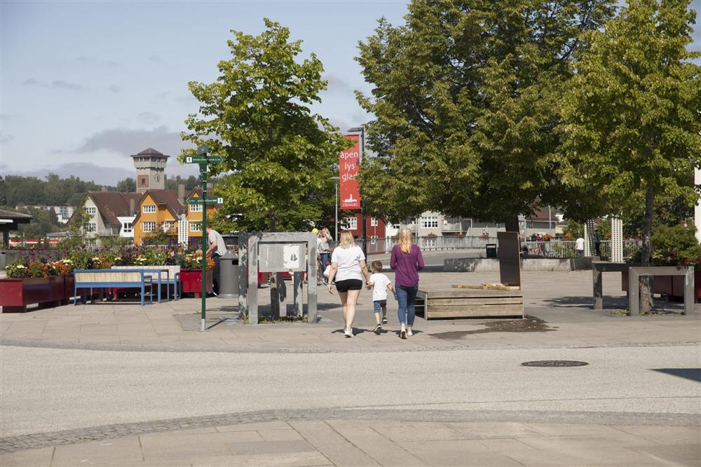 Folk i Kongens gate - Klikk for stort bilde