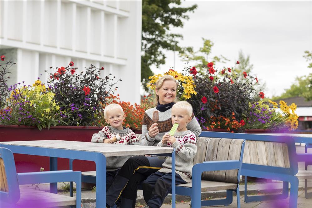 Mor og barn på torget - Klikk for stort bilde