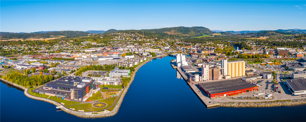 Flyfoto - Helsehuset, kornsiloen, havnen  - Klikk for stort bilde