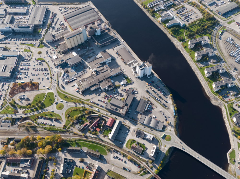 Flyfoto - Kornsiloen, havna - Klikk for stort bilde