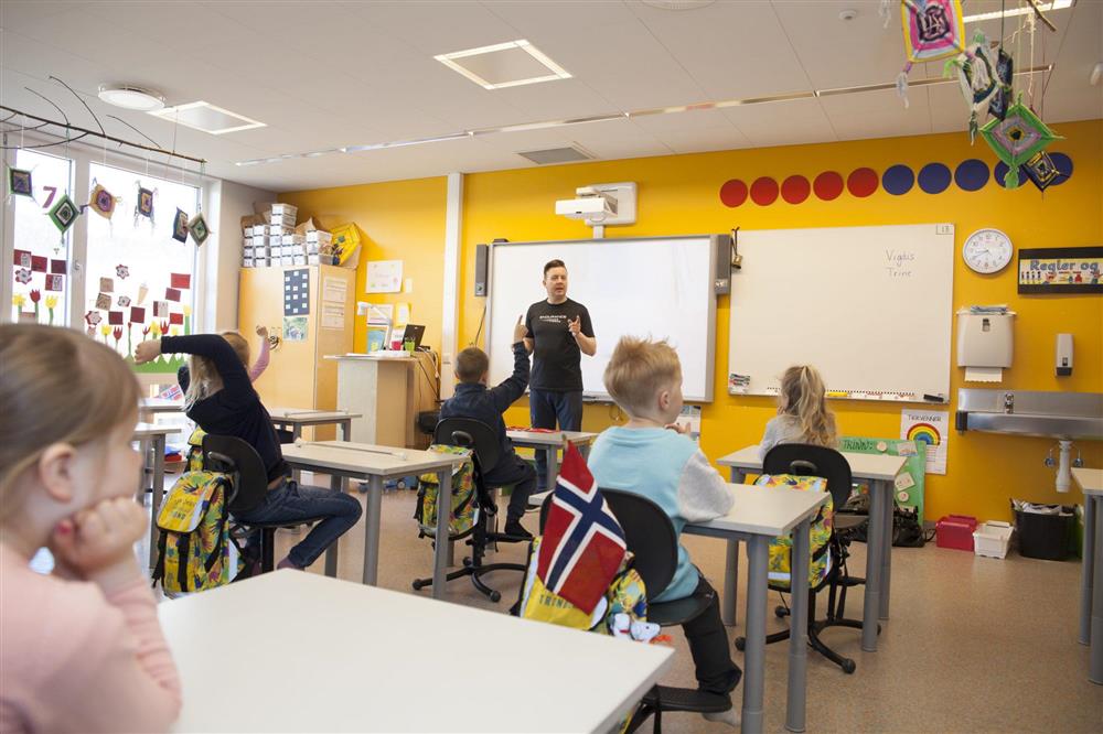 Elever i klasserom - Klikk for stort bilde