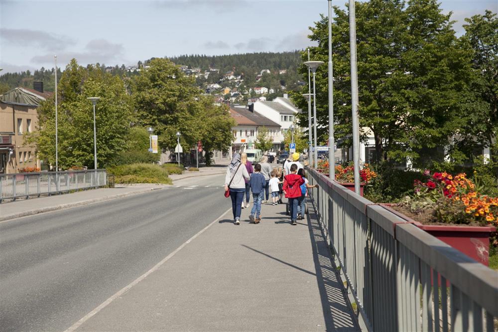 Folk på Steinkjerbrua - Klikk for stort bilde