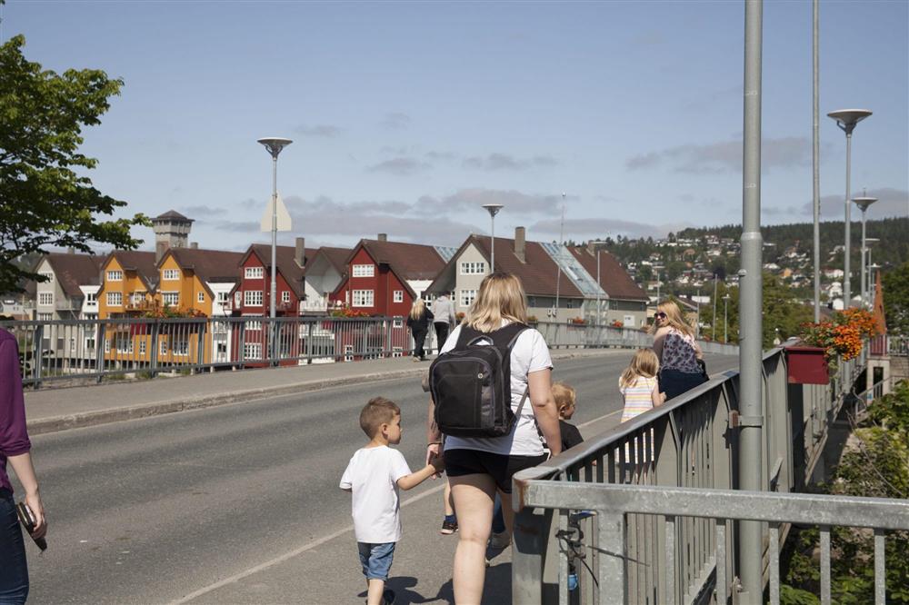Folk på Steinkjernbrua - Klikk for stort bilde