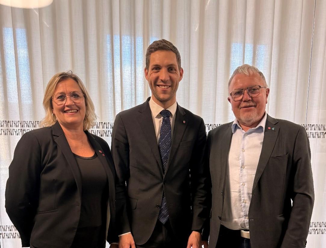 ordfører Unn-Elisabeth Tronstad Kristiansen, statsråd Andreas Bjelland Eriksen og ordfører Gunnar Thorsen - Klikk for stort bilde