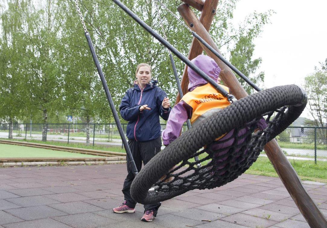Barn og voksen i en barnehage - Klikk for stort bilde
